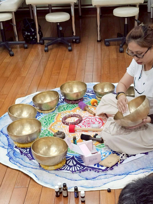 講師指導學生如何使用精油進行頌缽的淨化及保養