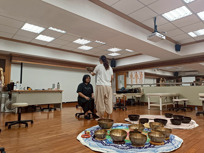 講師現場示範脈輪淨化的操作過程