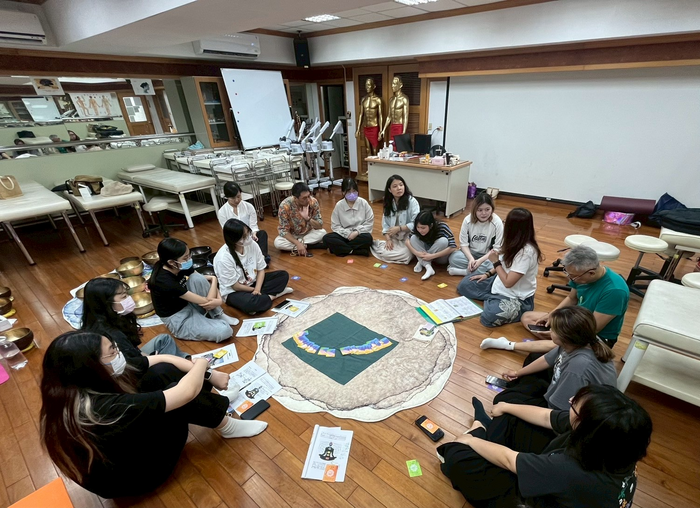 學生抽取脈輪卡，認識當下情緒與身心靈能量流動