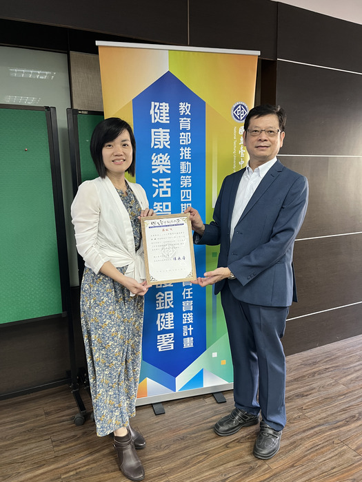 贈送講師感謝狀及紀念品