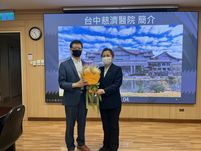 慈濟醫院莊副院長致贈禮品給予台中科大資通學院陳永隆院長圖片