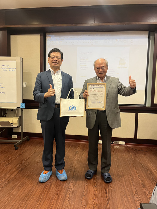 台中科大資通學院陳永隆院長致贈紀念品給予亞洲光學股份有限公司林泰朗總經理圖片
