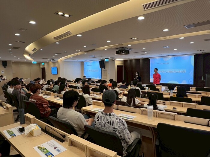 緯育股份有限公司楊宏文顧問與同學分享業界用人所需之能力條件