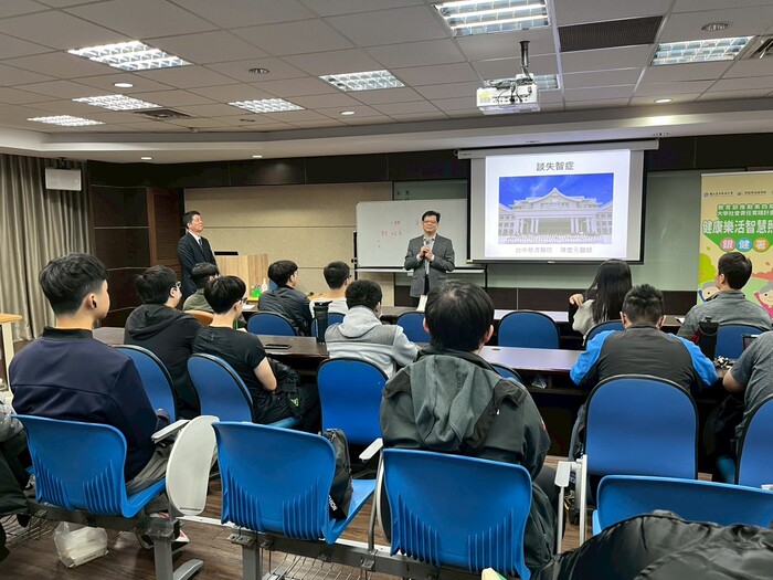 資訊與流通學院陳永隆院長介紹慈濟醫院陳慶元主任圖片