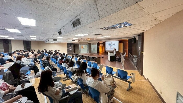 老師進行Q&A互動