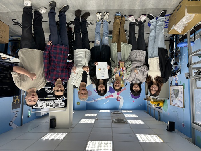 鄭副校長與李承翰老師、獲獎學生團隊合照圖片