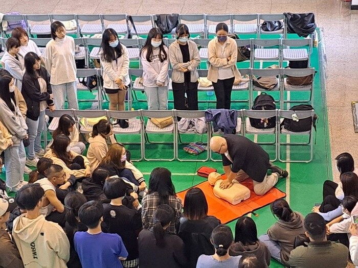 講師教授急救技術演練圖片