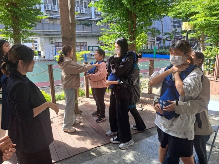 講師教授急救技術演練圖片