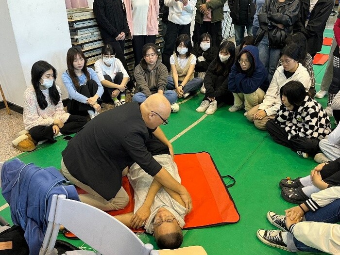 講師教授急救技術演練圖片