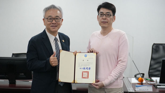 陳校長頒獎給獲獎者—姜琇森老師圖片
