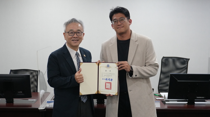 陳校長頒獎給獲獎者—陳冠志老師圖片