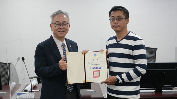陳校長頒獎給獲獎者—蕭國倫老師圖片