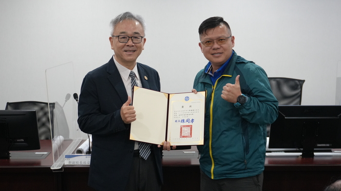 陳校長頒獎給獲獎者—劉議謙老師圖片