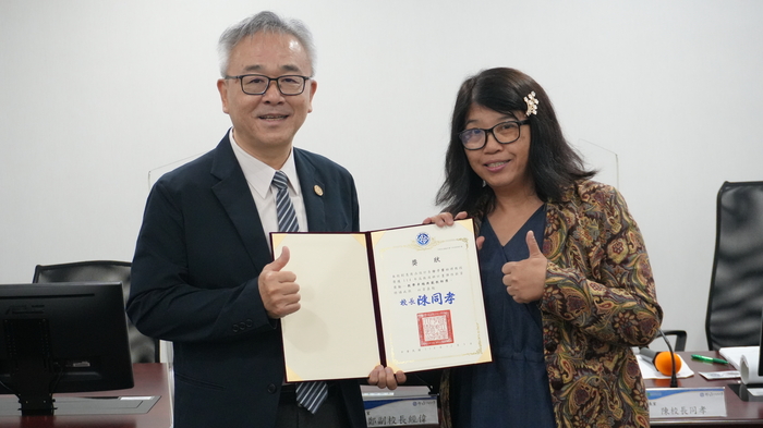 陳校長頒獎給獲獎者—徐子雲老師圖片