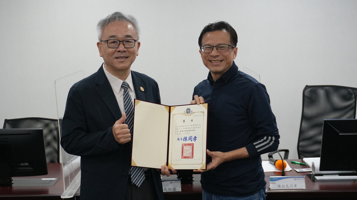 陳校長頒獎給獲獎者—何昕家老師圖片