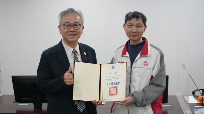 陳校長頒獎給獲獎者—洪維恩老師圖片