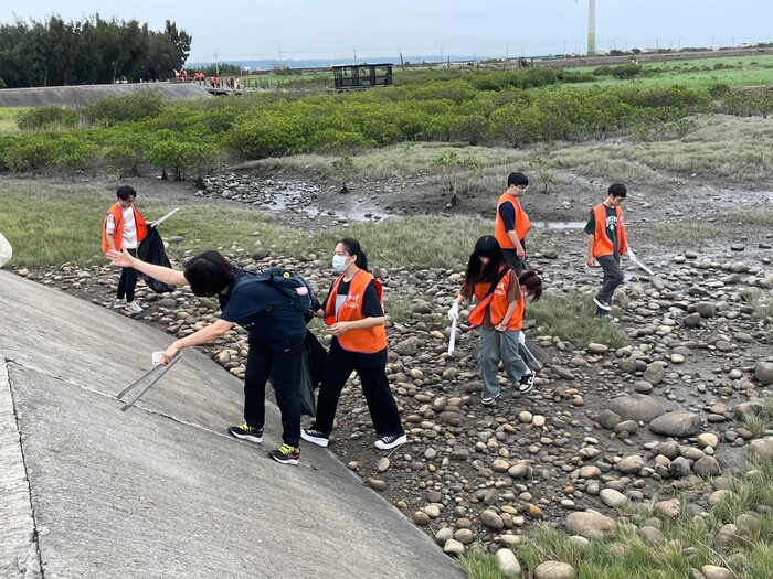 學生分組動手淨灘-3