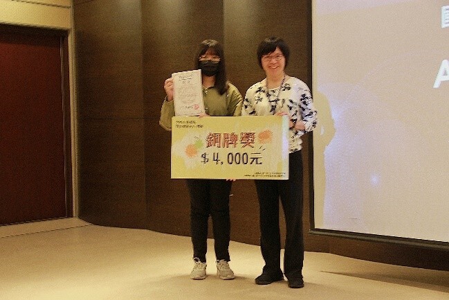 由李院長頒發得獎同學之獎狀