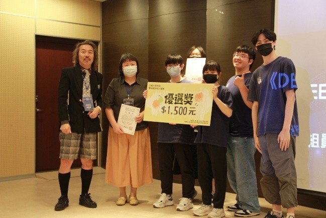 由馬廣毅委員頒發得獎同學之獎狀