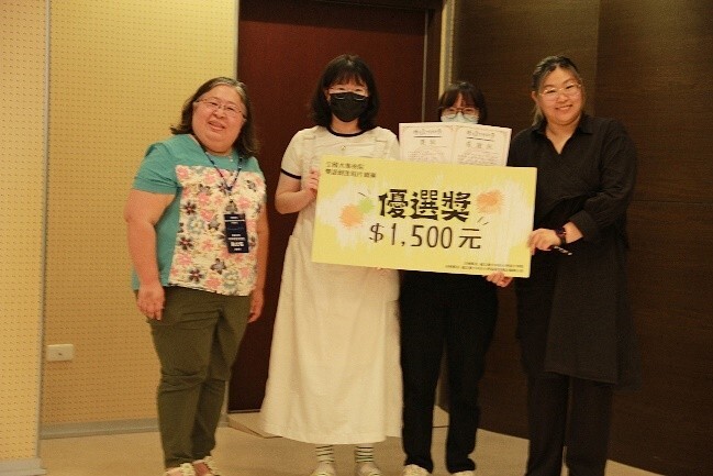 由陳文瑤委員頒發得獎同學之獎狀