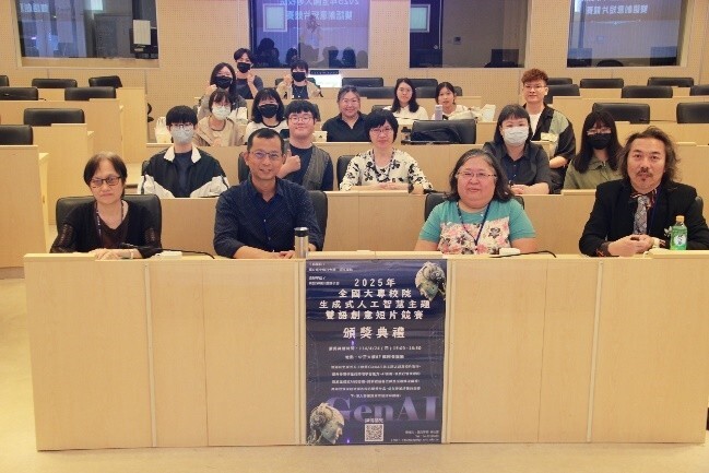 全體得獎同學與院長、評審老師合影