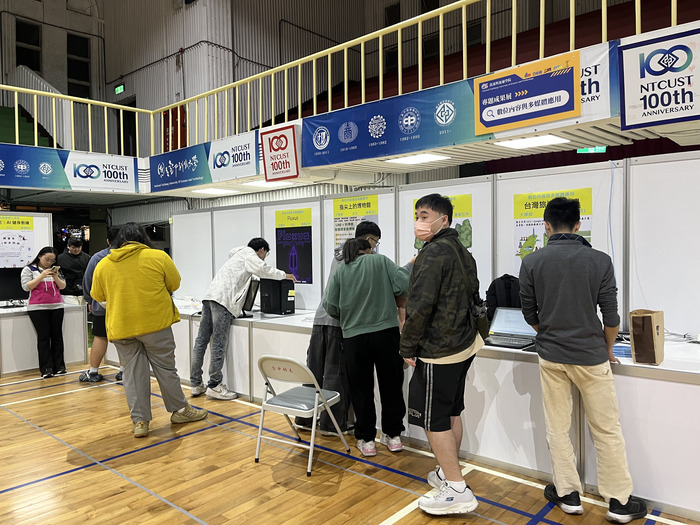 專題參賽學生佈展圖片