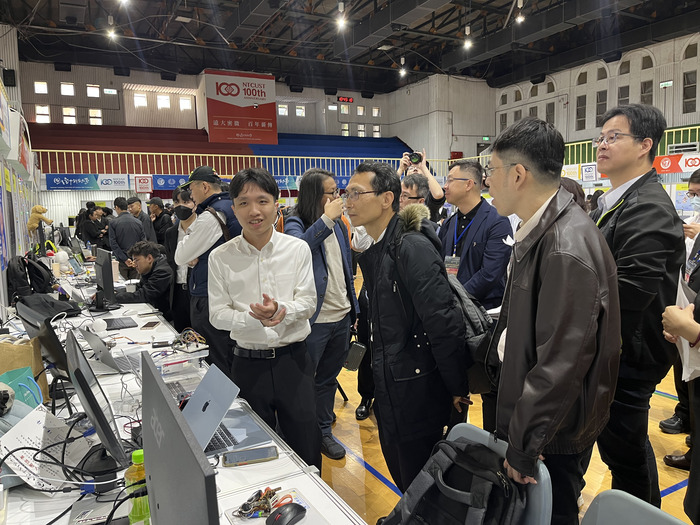 參賽學生跟校外審查委員說明專題圖片