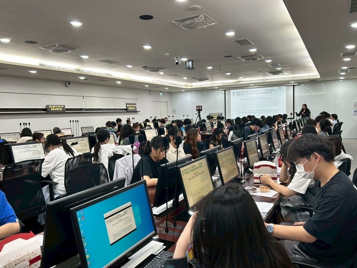 教學資源中心林佩冠主任說明課室任務領航員之角色與對大家的溫馨提醒，以及前後測問卷蒐集資訊等相關事項，鼓勵領航員努力扮演好教師與學生之間的橋樑圖片